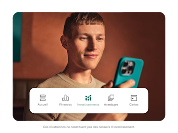Un homme souriant tient un smartphone, avec la barre de navigation inférieure de l'application affichant l'onglet "Investissements" en surbrillance.