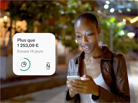 Icône Budgétisation N26 montrant 1 253,09 euros restants et 14 jours restants avec une image de fond d'une femme dans la nuit.