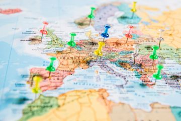 Carte de l'Europe avec des épingles dedans.