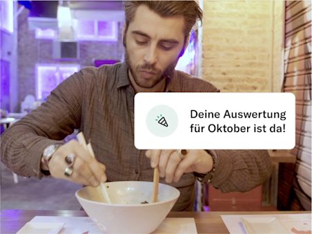 Ihre Abschlussbenachrichtigung für Oktober ist hier mit einem Hintergrundbild einer Person, die in einem Restaurant isst.