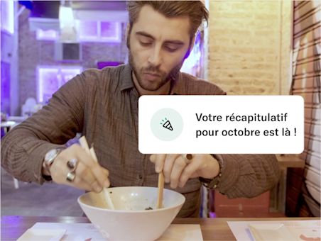 Votre notification de récapitulation d'octobre est ici avec une image d'arrière-plan d'une personne mangeant dans un restaurant.