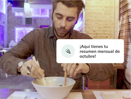 Su notificación de resumen de octubre está aquí con una imagen de fondo de una persona comiendo en un restaurante.