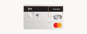 Une carte de débit N26 transparente laissant apparaître les circuits internes, une puce argentée et le logo Mastercard.