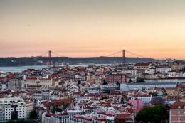Bild von einem Sonnenuntergang in Lissabon und dem Tejo.