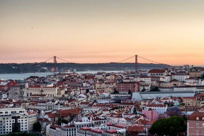 foto di un tramonto a Lisbona e il fiume Tago.