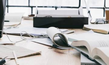 Freelance desk with books and block notes.