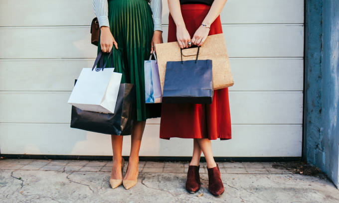 Due donne con borse della spesa.
