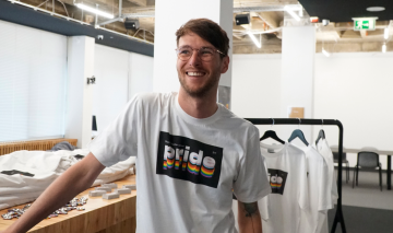 N26 employee laughing with the Don't hide your pride t-shirt.