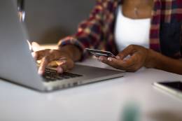 Frau Online-Shopping mit ihrem Laptop und einer EC-Karte.