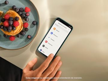 Móvil que muestra la aplicación N26 con algunas criptomonedas junto a una tortita.