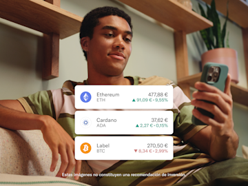 Un joven está sentado en un sofá mirando su teléfono, con tarjetas superpuestas que muestran los saldos de criptomonedas.