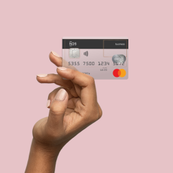 Hand hält eine N26 Geschäfts-Debitkarte.