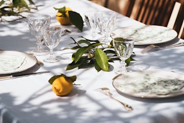 Table avec citrons et couverts.