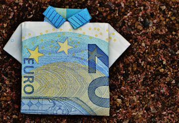 20-Euro-Schein, der wie ein Hemd gefaltet ist.