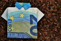 20 euro bill with a shirt shape.