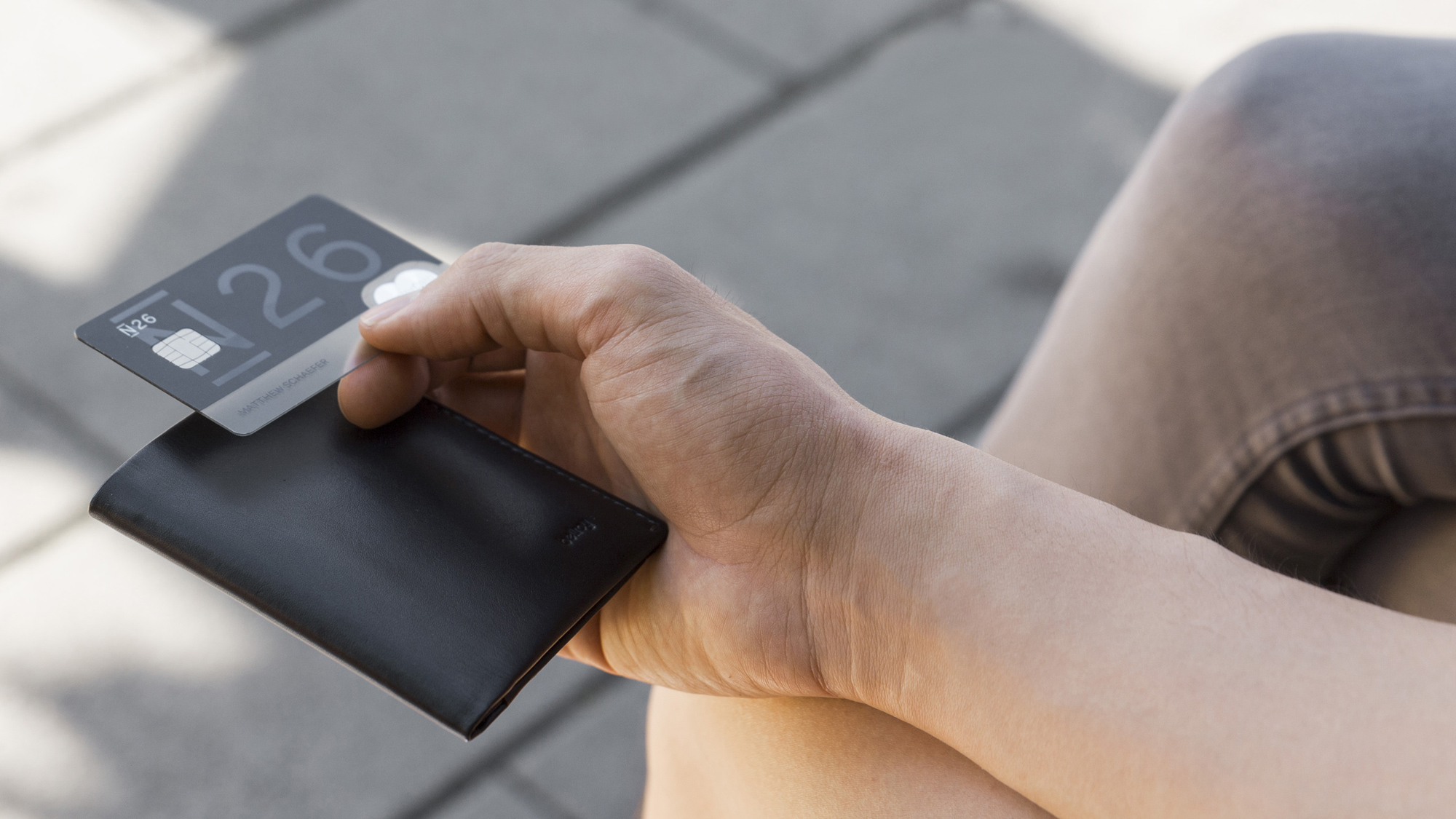 N26 Pressefoto einer Person mit einer N26 Black Karte und einem Portmonnaie in der Hand