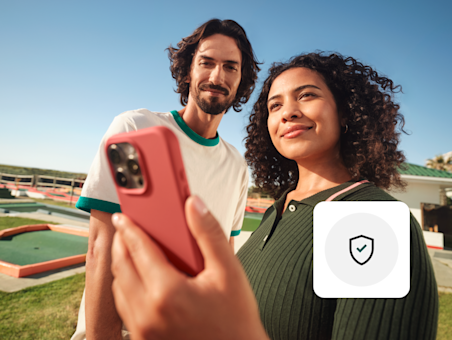 Un smartphone affiche l'écran d'accueil de l'application bancaire N26 à côté d'une Mastercard N26 noire.