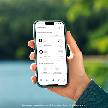 Una mujer sonriente con gorra de béisbol sostiene su smartphone en alto al aire libre.