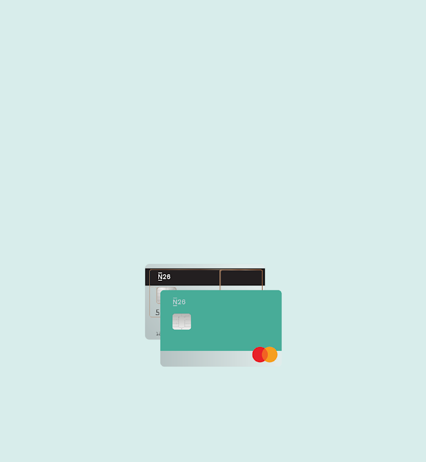 Eine Komposition mit einer schwarzen N26 Mastercard mit sichtbaren Nummern, die hinter einer türkisfarbenen N26 Mastercard gestapelt ist.
