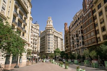 Ser expatriado en Valencia: guía sobre vivienda, trabajo y cultura española.