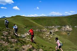 Touristen die während ihres Urlaubs wandern gehen. 