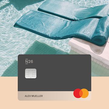 N26 You Bankkarte vor Pool.