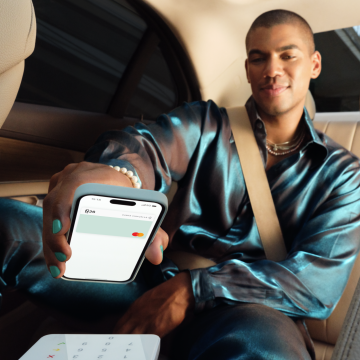 Homme dans une voiture payant avec sa carte virtuelle N26.