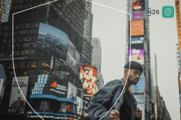 Un hombre caminando por el centro de Nueva York.