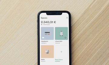 Smartphone auf einem Schreibtisch mit geöffneter N26 App.
