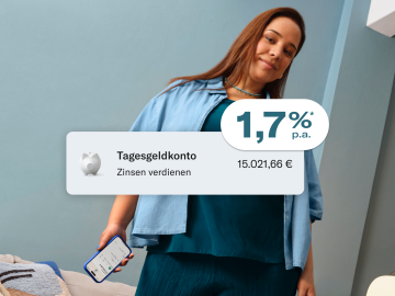 Eine blau gekleidete Frau sitzt da und hält ihr Handy in der Hand, während die N26-Anwendung geöffnet ist. Im Vordergrund Bild der 1,7 % p.a. Zinssatz, Guthaben auf dem Hauptkonto und auf dem Sparkonto.