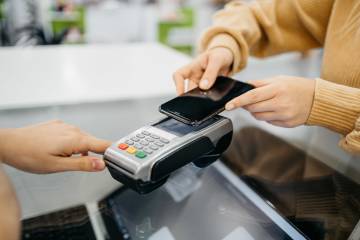 femme payer avec son smartphone dans un magasin.