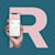 Main tenant un smartphone avec la lettre R en arrière-plan.