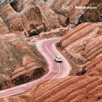 Une carte conduisant sur une route entre les montagnes.