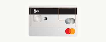 Una tarjeta de débito N26 transparente que muestra los circuitos internos, un chip plateado y el logo de Mastercard.