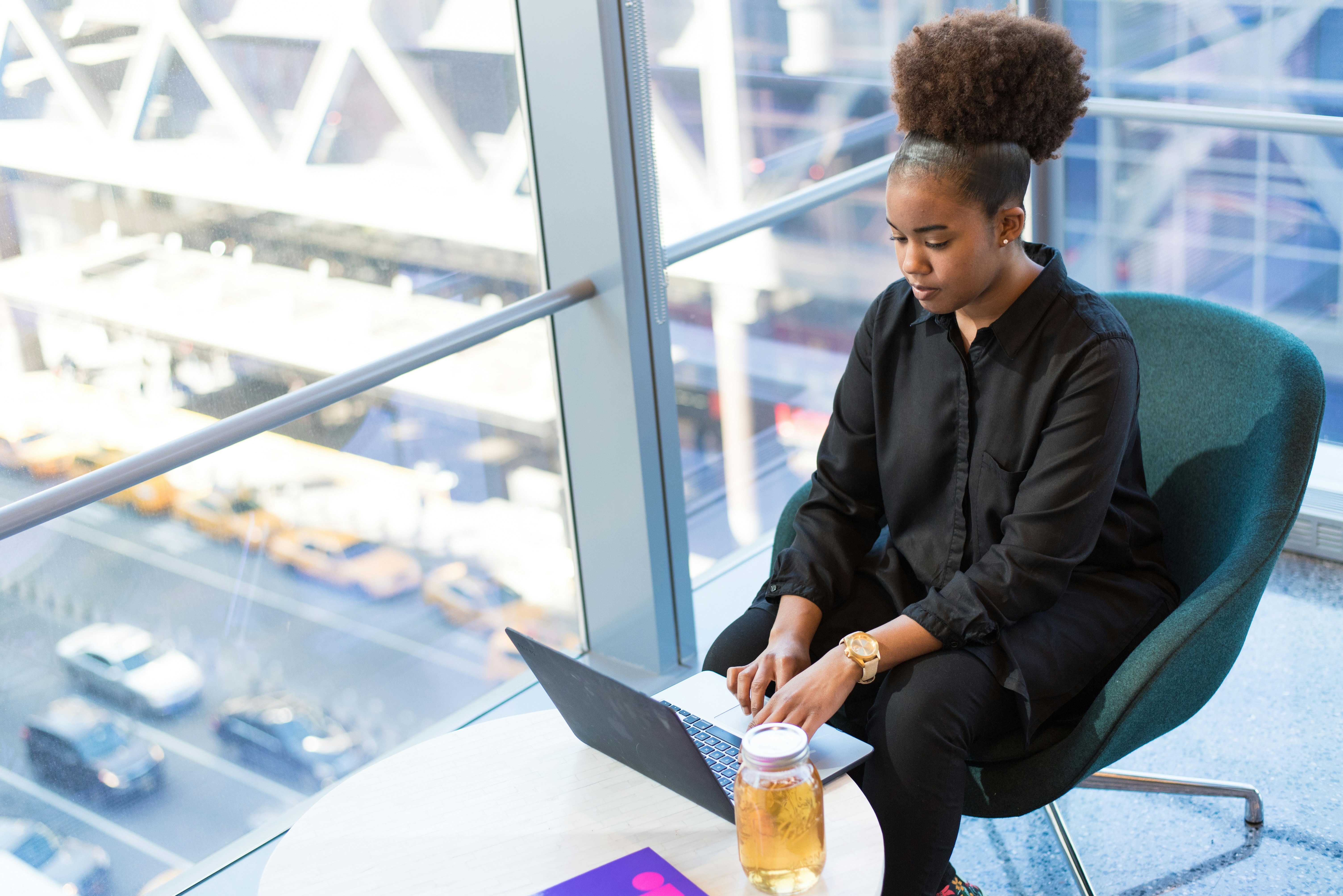 Une femme travaillant sur une tablette électronique.