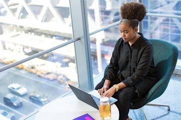 Une femme travaillant sur une tablette électronique.
