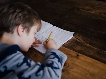 Aide aux devoirs : Combien coûte le soutien scolaire ?