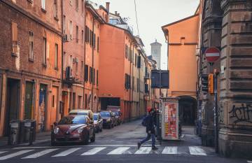 Una tipica strada di Bologna.