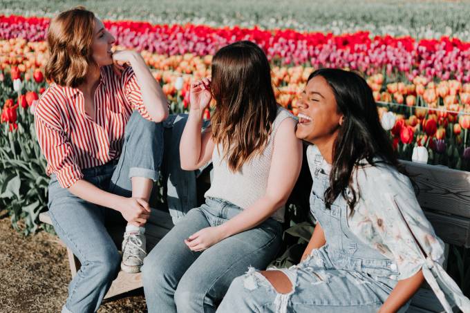 Un groupe d'amis est assis sur un banc.