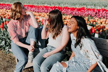 Un groupe d'amis est assis sur un banc.