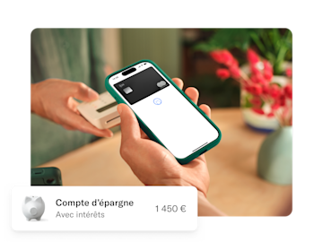 Une personne tient un smartphone affichant une carte noire à l'écran pour effectuer un paiement sans contact.