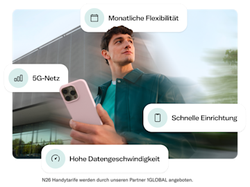 Ein Mann hält ein Smartphone, umgeben von Texten, die Vorteile des Mobilfunktarifs wie 5G-Netz, Highspeed-Daten, schnelle Einrichtung und monatliche Flexibilität hervorheben.
