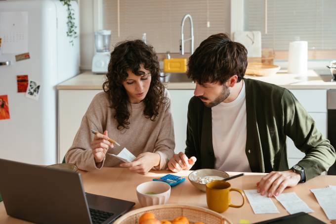 Una pareja revisando las facturas.