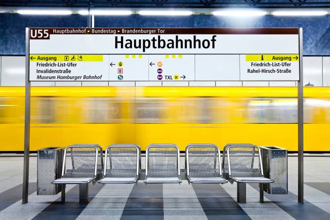 señal de la estación de metro en la estación alemana en el centro de Berlín.