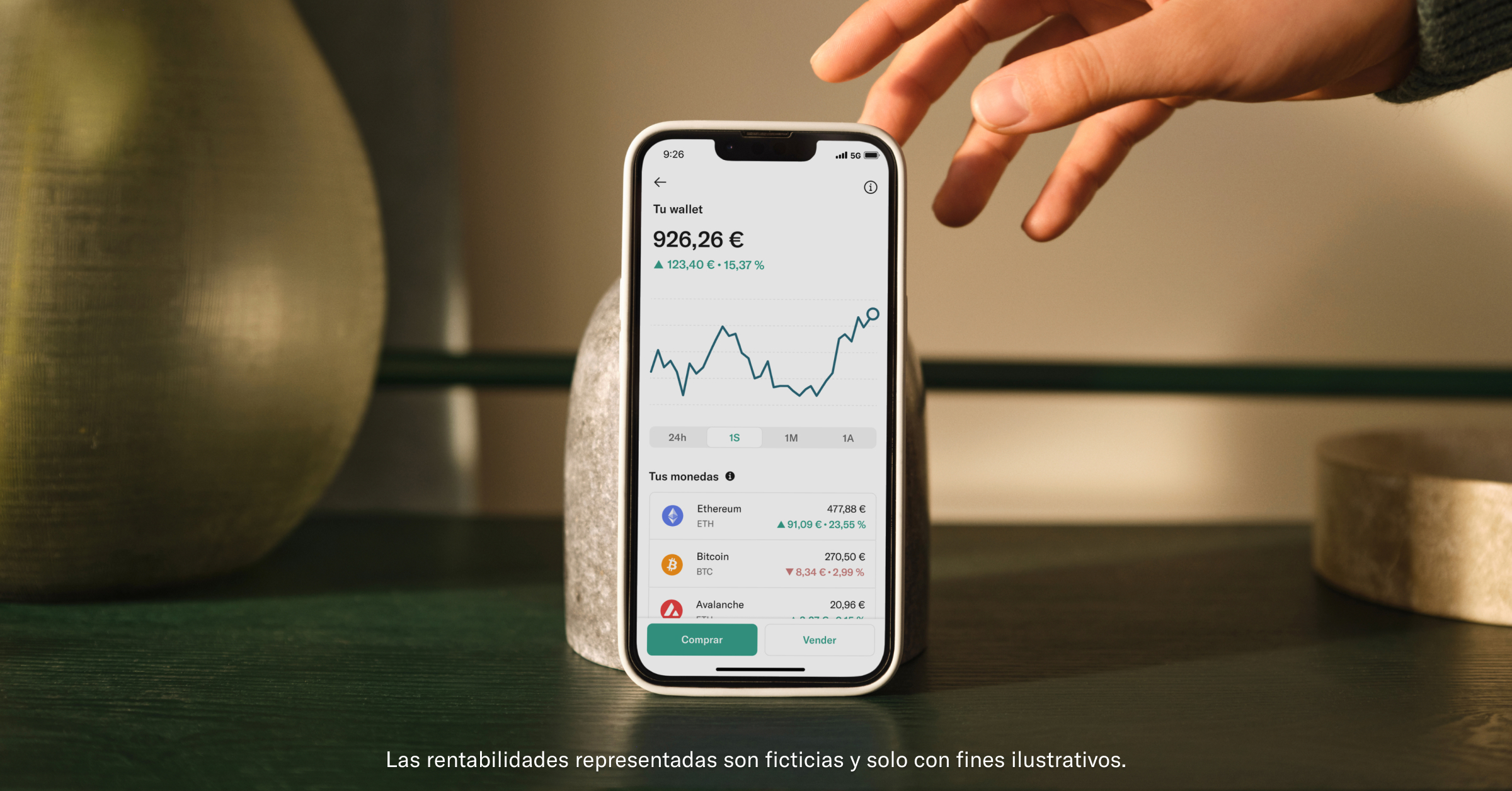 Mano cerca de un telefono con Cripto de N26.