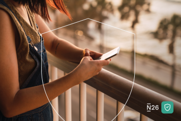 Une personne tapant sur un téléphone.