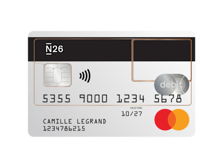 Un gros plan graphique montre le recto d'une Mastercard de débit N26 argentée avec le nom Alex Mueller visible.