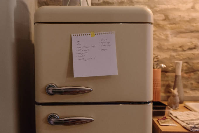notes d'achat d'un réfrigérateur dans sticked.