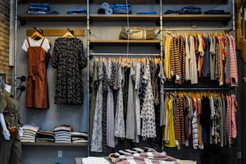 La ropa del almacén de fotografías por Burgess Milner.