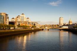 foto del centro di Dublino e fiume Liffey.